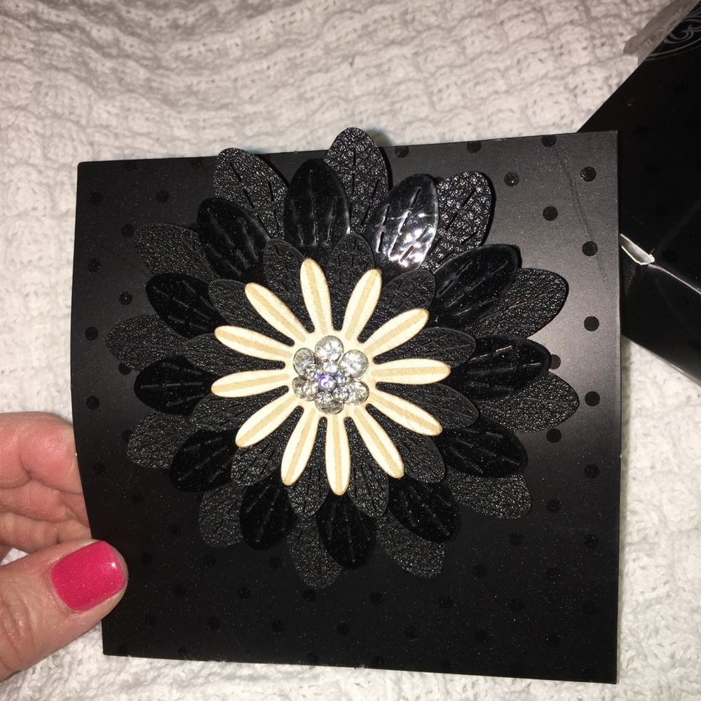 NWT Grace Adele “Dahlia” clip on.